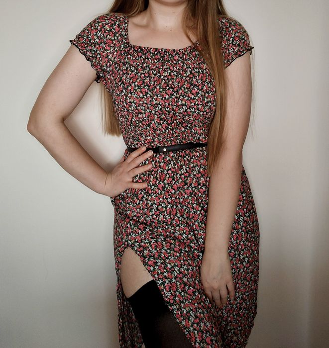 Sukienka letnia modi z rozcięciami na nogi