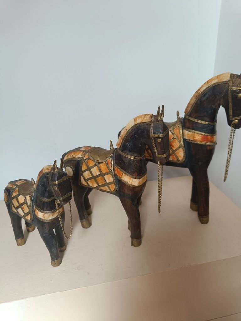 Conjunto de 3 cavalos de madeira antigos