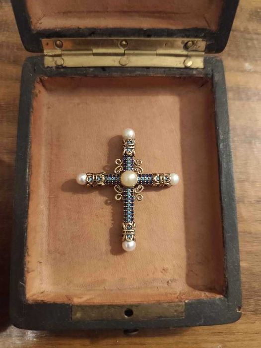 Cruz em prata com Rodonitas azuis e turquesas.