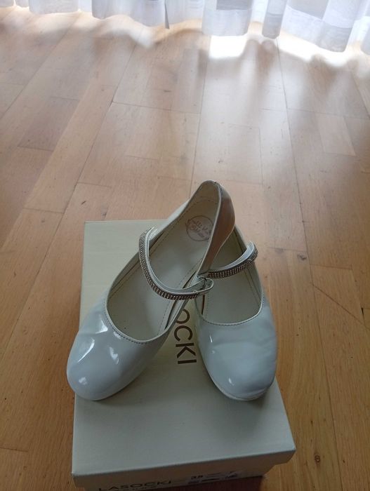 Białe lakierowane baleriny dziewczęce 35