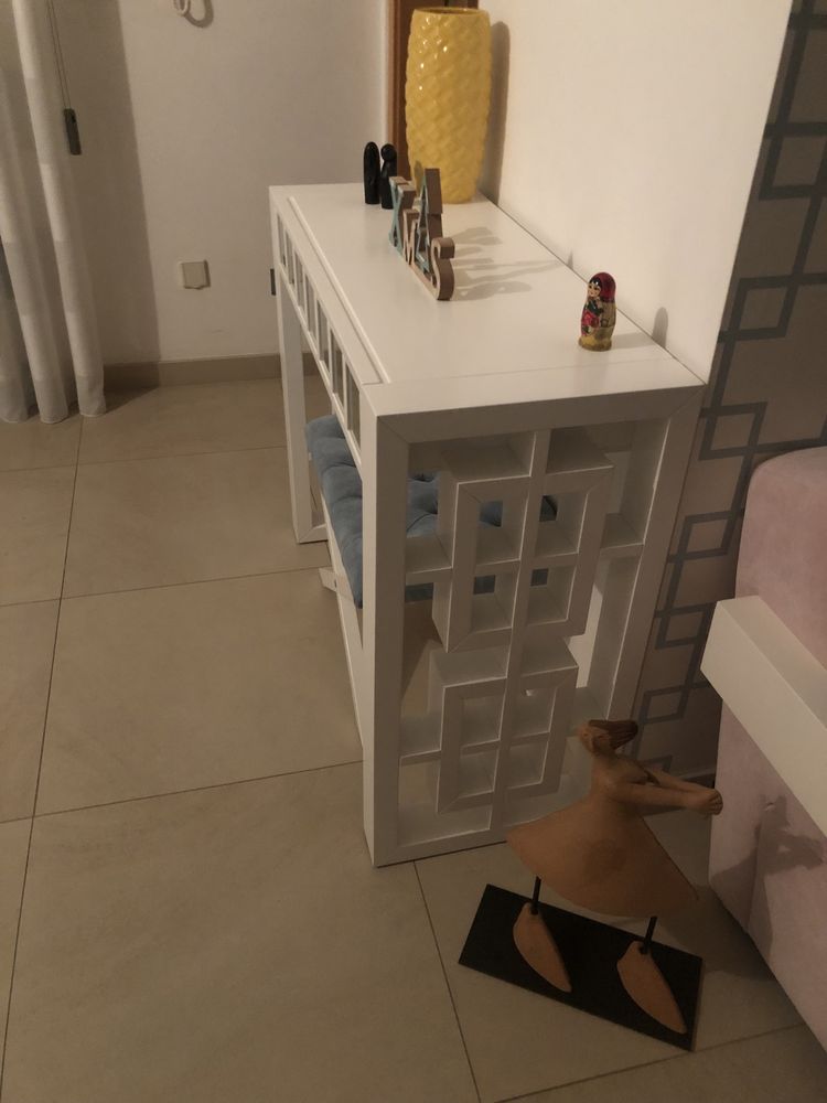 Mesa espelhada e puffs, biombo, consola e banqueta