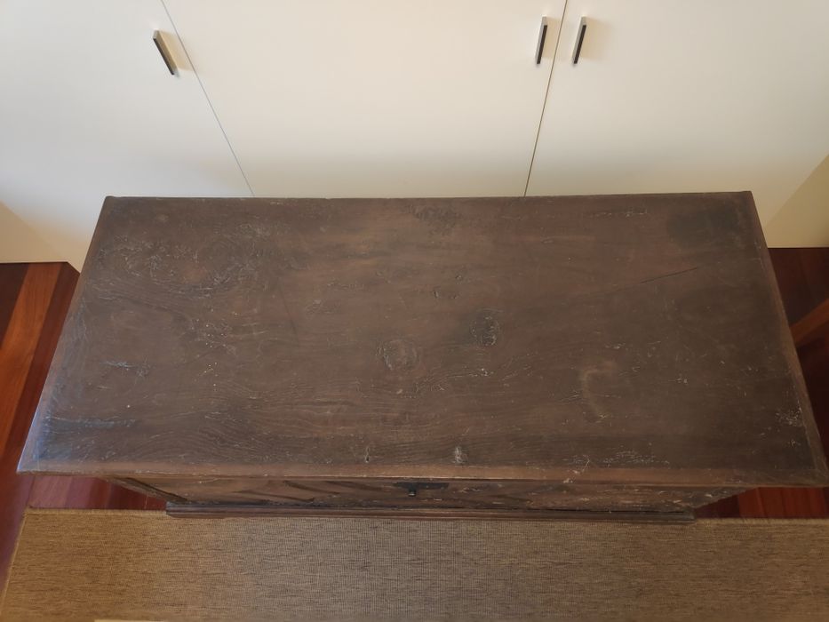 Arca rústica, antiga, em castanho: