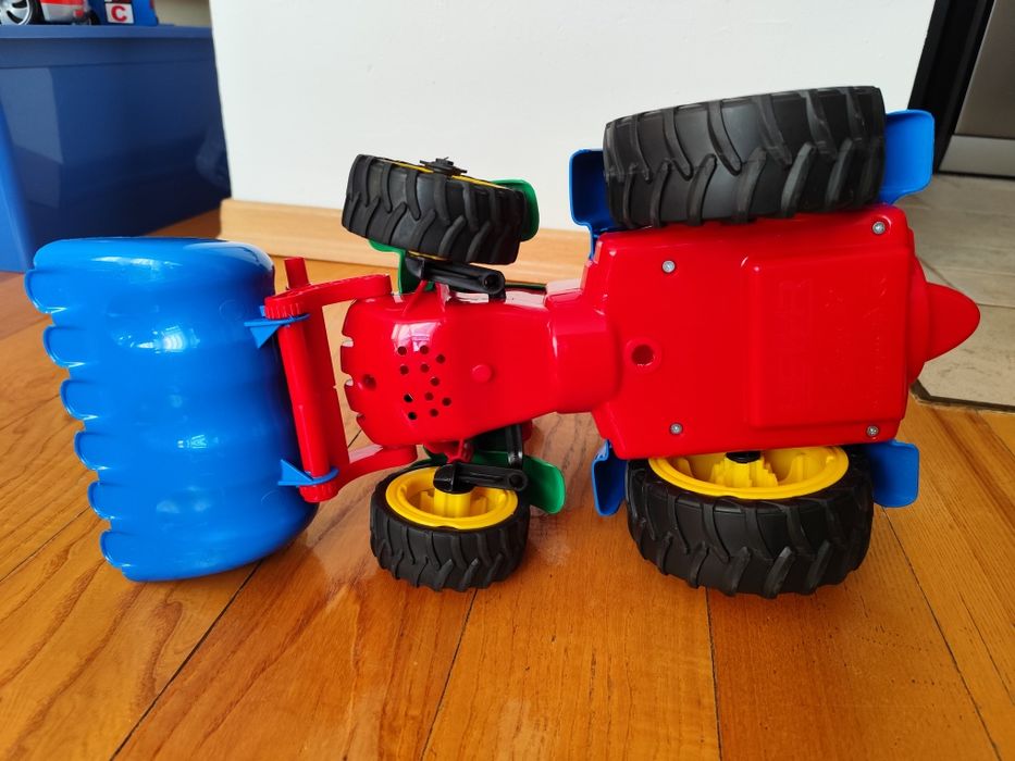 Duży traktor - koparka firmy Hemar