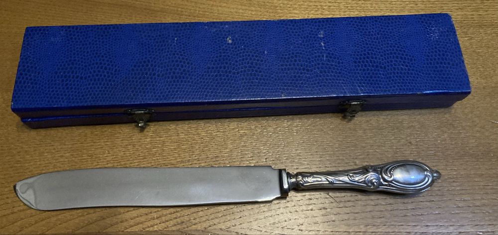 Faca de trinchar com cabo em prata marcada e estojo