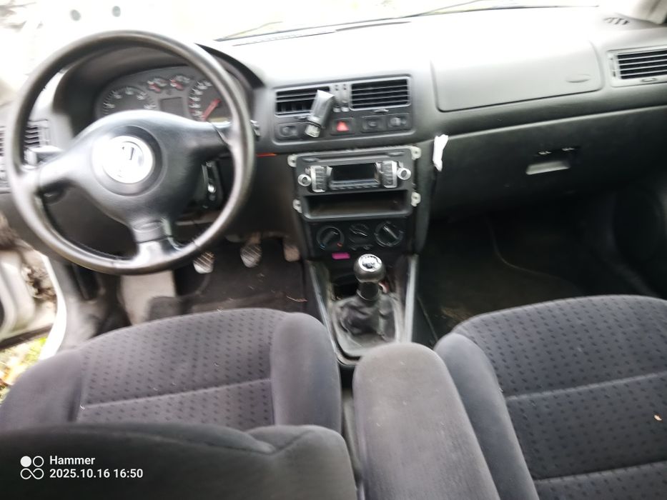 VW Bora 1,6 kolor srebrny