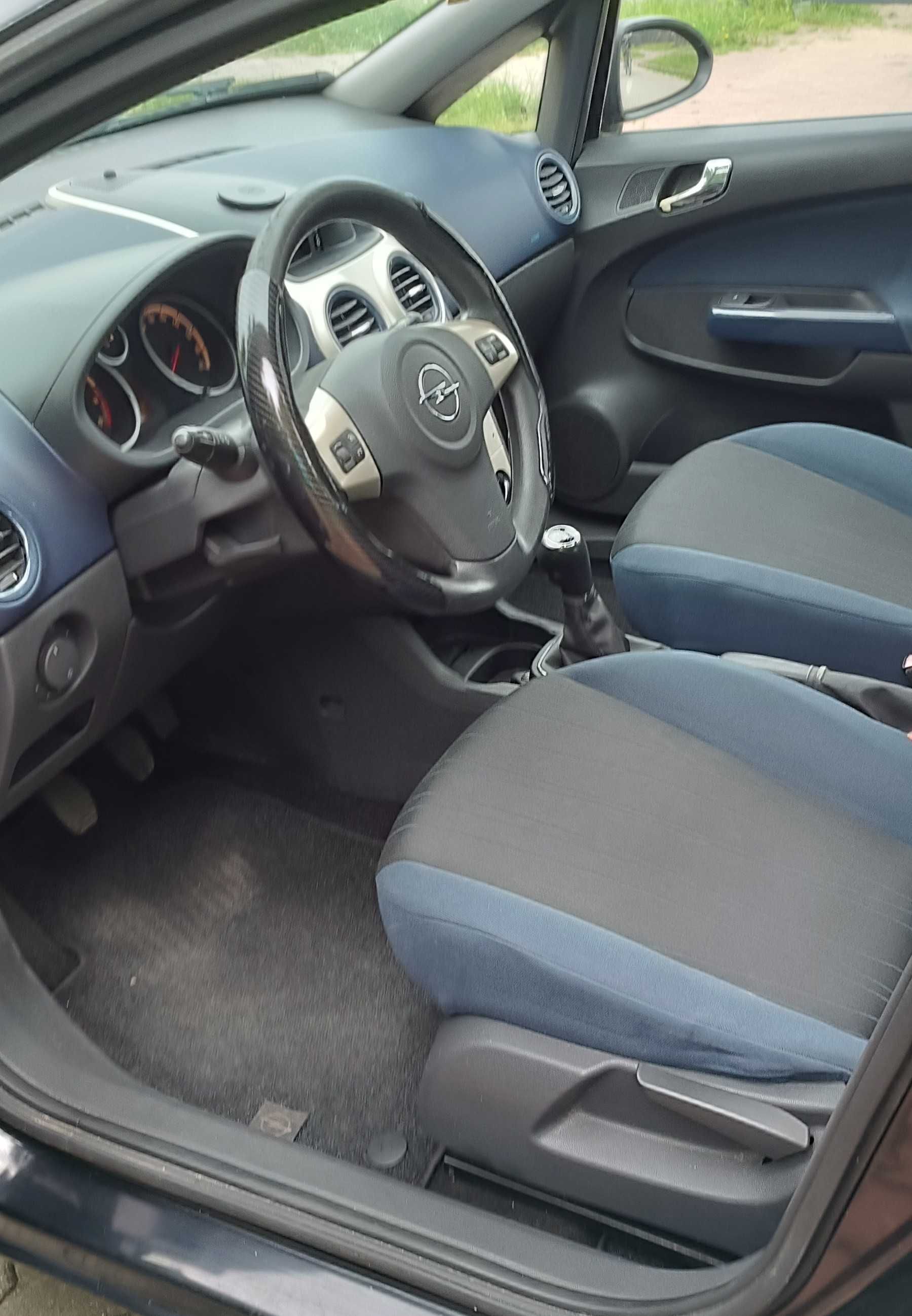 Opel Corsa D 1,4 ecotec z fabrycznym bagażnikiem na 2 rowery