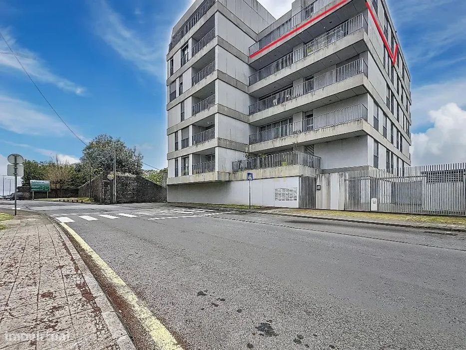 Excelente T2 com Bons Acabamentos e Acesso Rápido ao Centro Ponta Delg