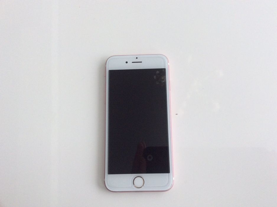 Sprzedam używanego iPhone 6s 32GB, kolor Rose Gold.