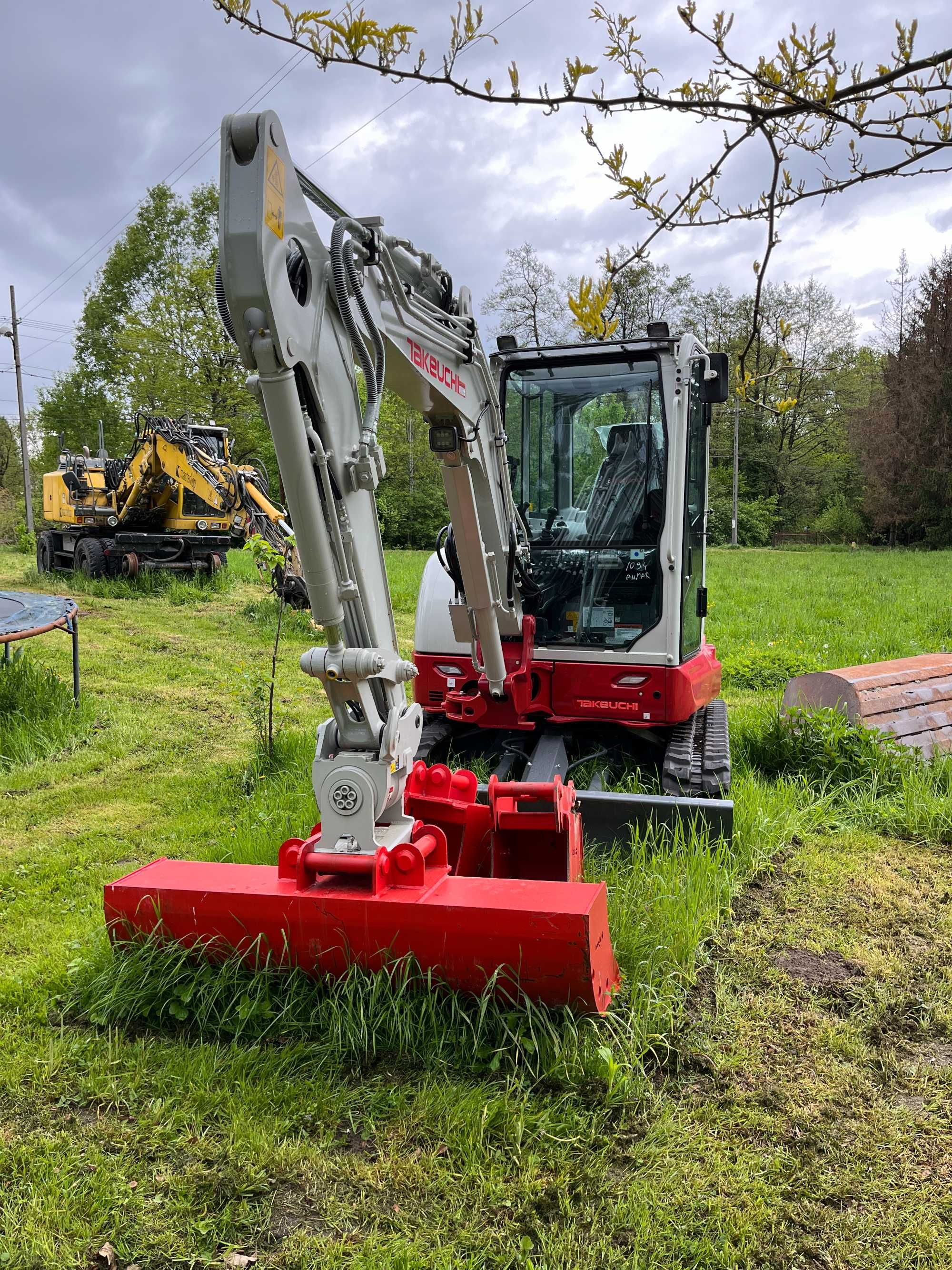 Minikoparka 3.8t Takeuchi TB335R Powertilt roboty ziemne Wynajem