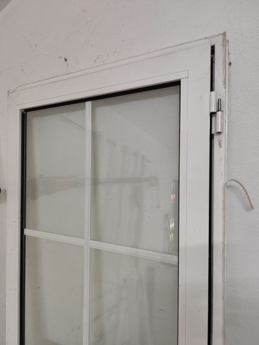 Porta exterior branca e aro em alumínio