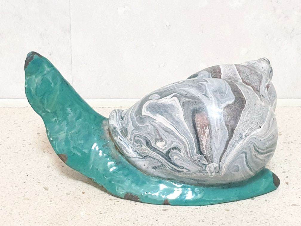 Antigo pisa papel "Caracol" em ferro esmaltado 1500 gramas