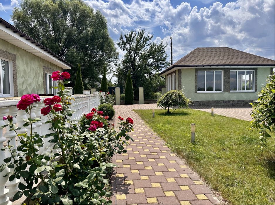 Шикарний маєток Вашої мрії з басейном та ландшафтним дизайном