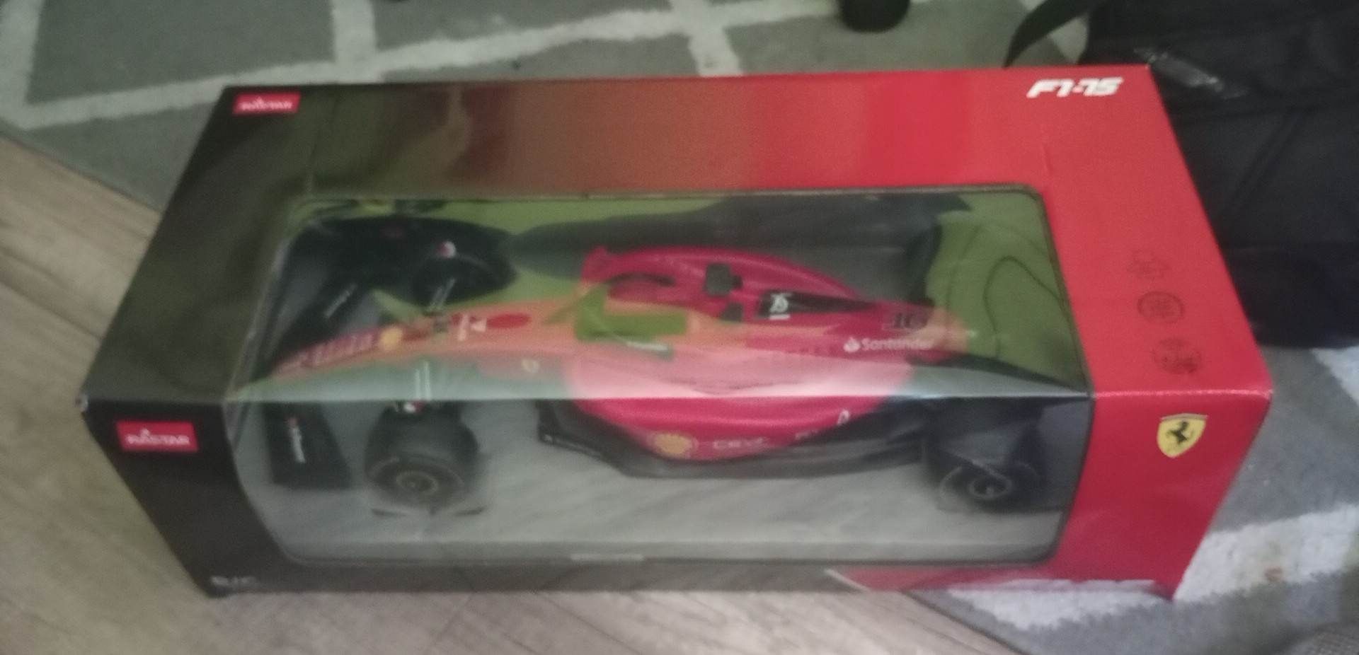 Bolid F1 Ferrari zdalnie sterowany oryginalny z F1 STORE