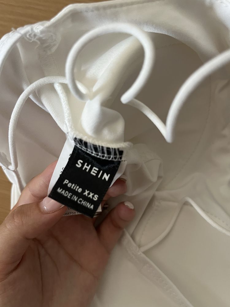 Top branco com preenchimento no peito