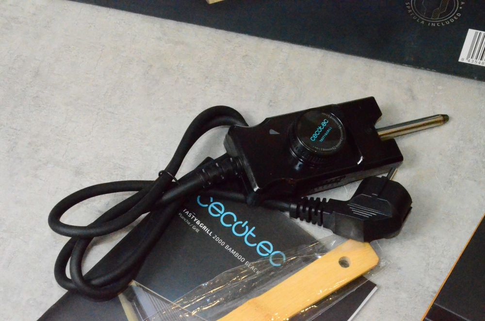 Grill elektryczny Cecotec 2000W podstawa bambus