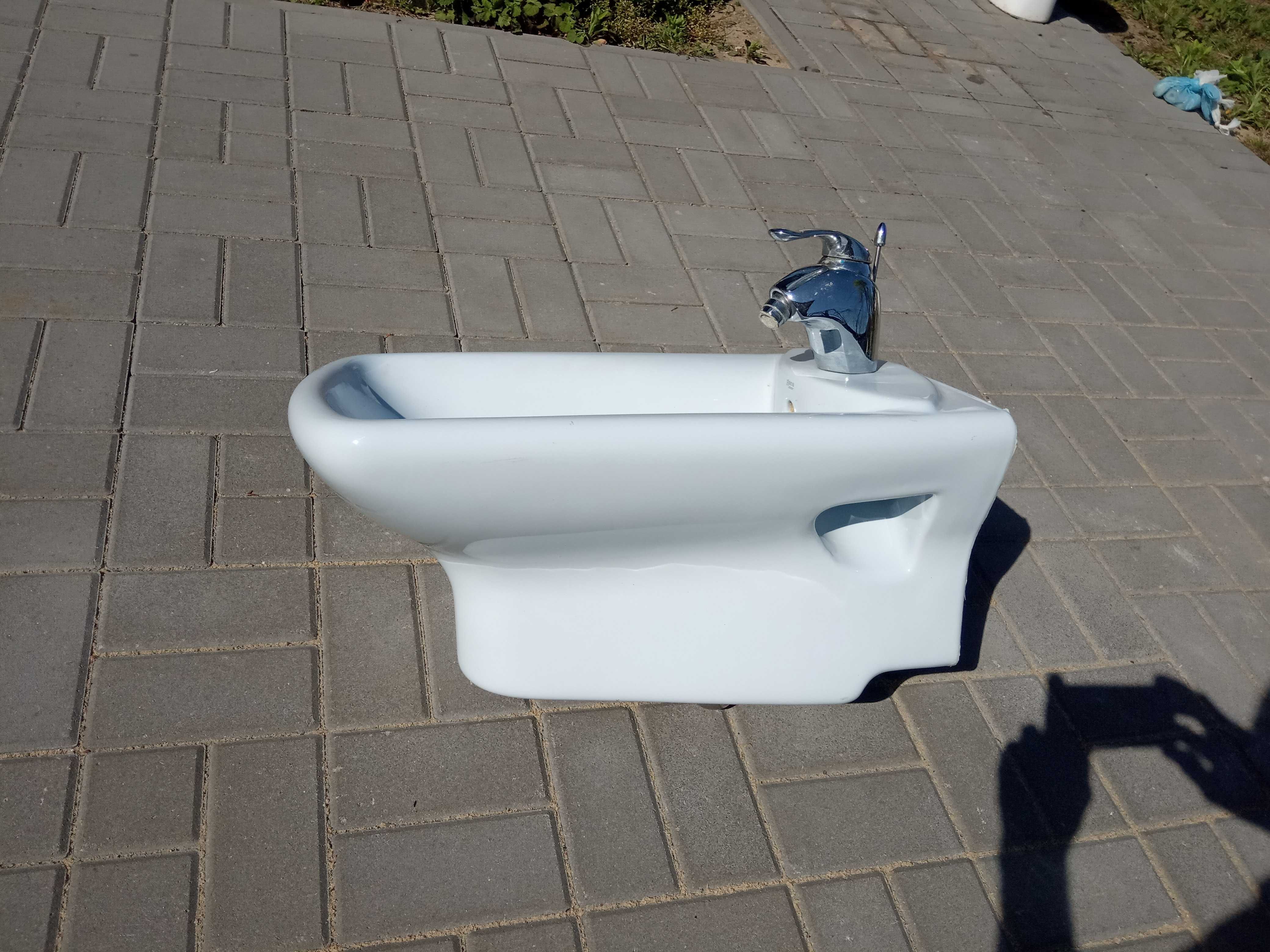 Bidet Roca podwieszany 60x35x27 Błękit , bateria, odpływ, zawieszenia