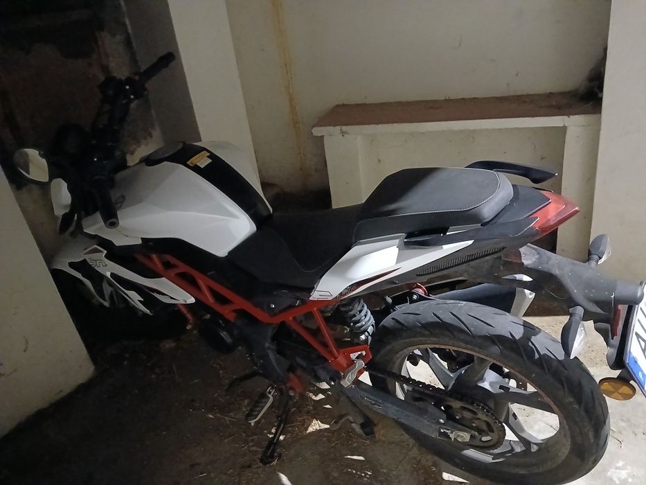 Marca da mota é Benelli 125