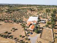 Quinta de 9,45 ha com duas casas e várias construções