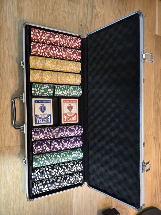 Żetony pokerowe w walizce