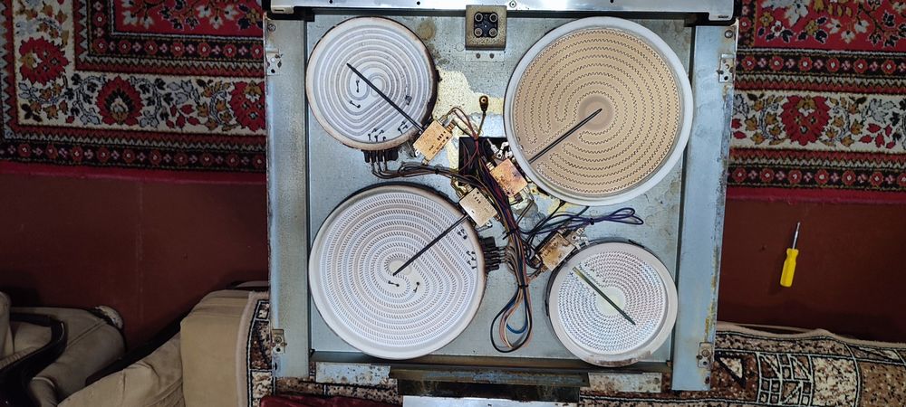 Продаються конфорки для електроплити Candy.