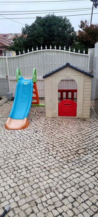 Casinha e escorrega de jardim