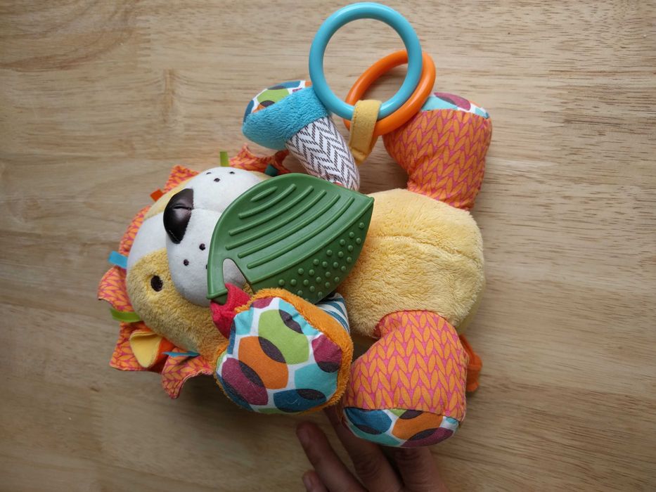 SKIP HOP Lew Bandana Buddies - zabawka sensoryczna, edukacyjna.