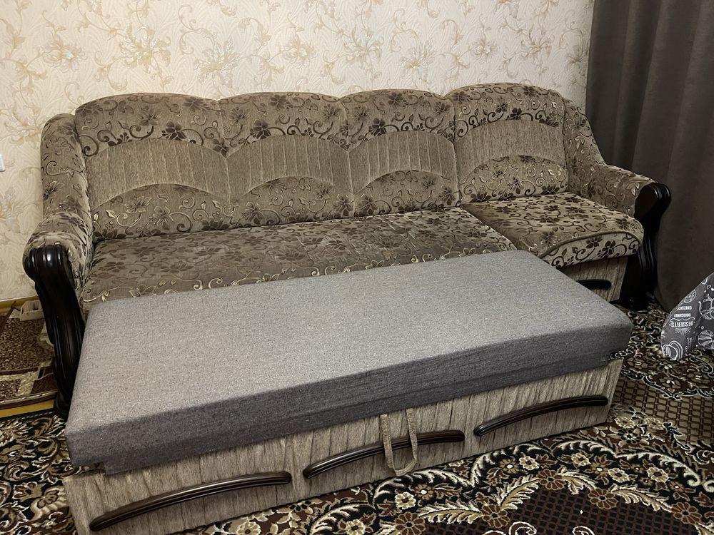 Диван в гарному стані