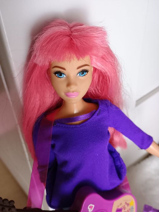 Barbie Daisy w podróży z walizka