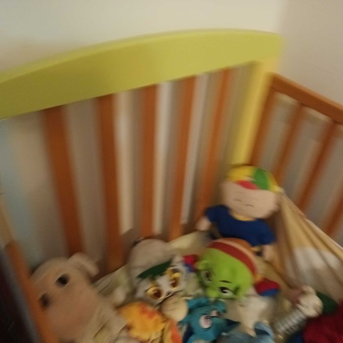 Berço,  cama de grades