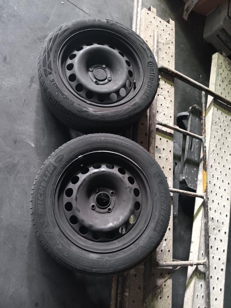 2 jantes com pneus em bom estado