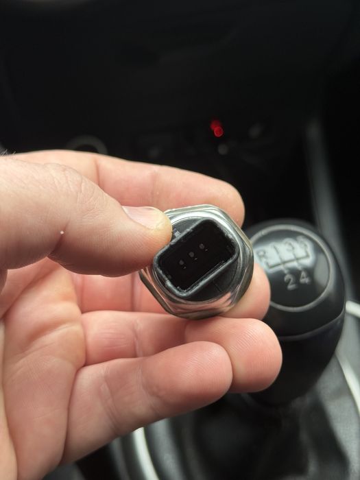 Датчик давления топлива в Common Rail рейке Peugeot Partner renault