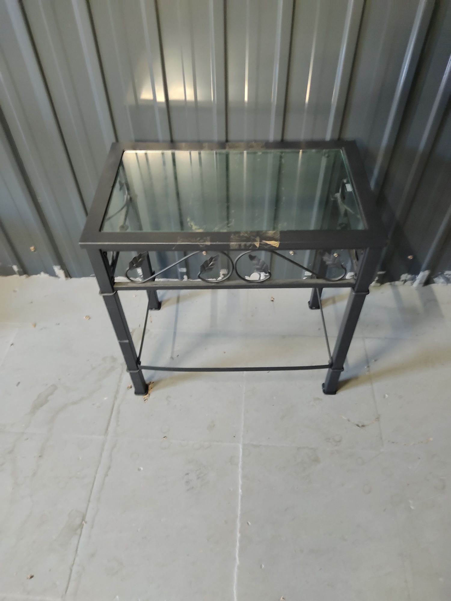 Vendo linda mesa de apoio em ferro e vidro