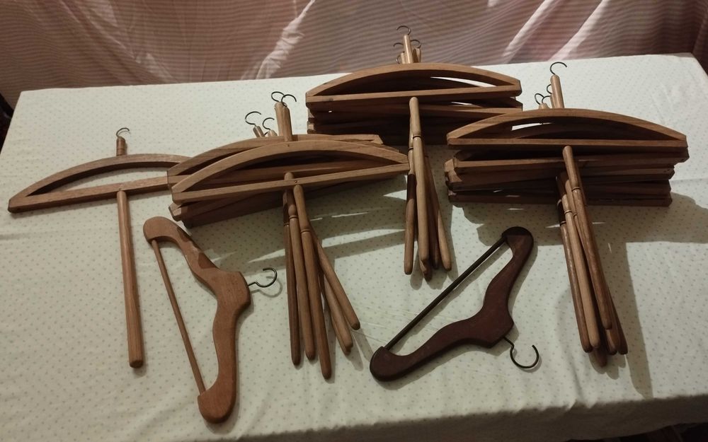 Conjunto de cabides antigos em madeira, dos anos 50/60 em bom estado