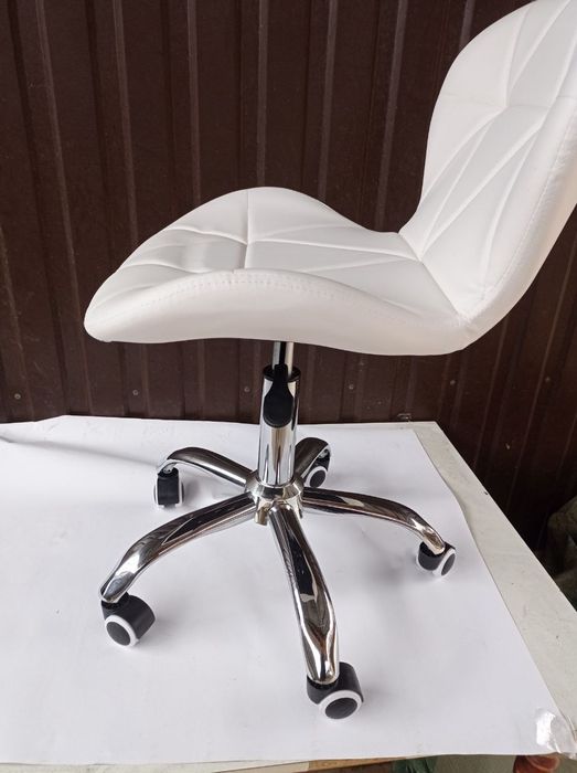 Стул на колесах для мастеров