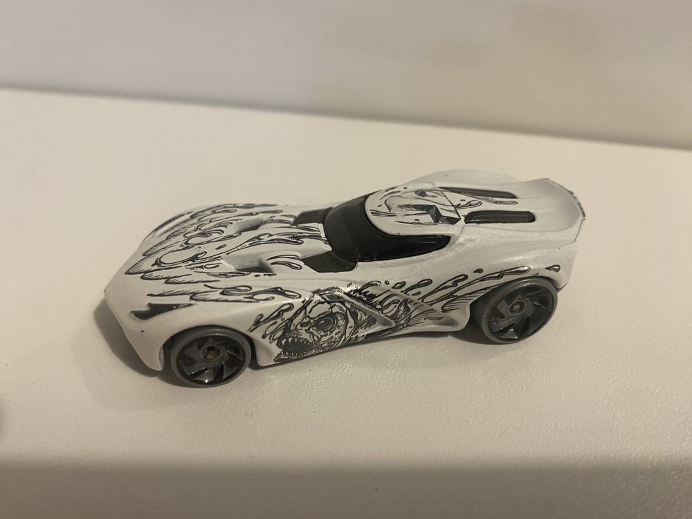 Auto hot wheels potwór