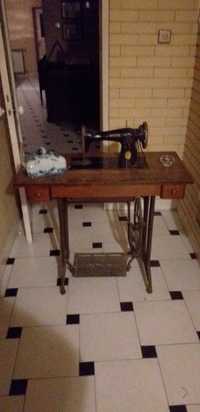 Máquina de costura antiga Singer com móvel incluido
