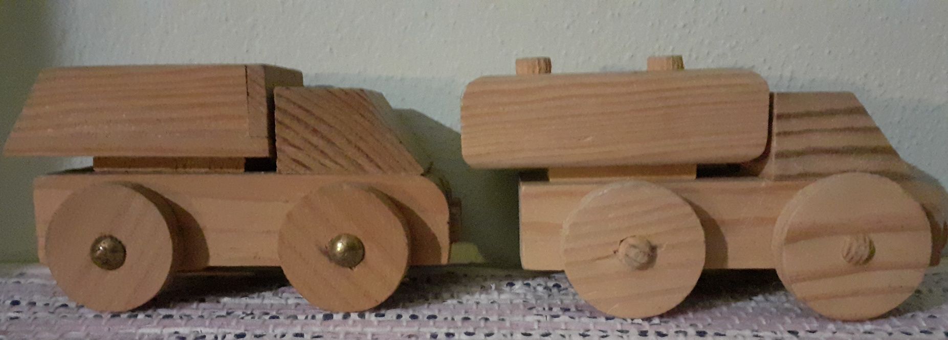 Brinquedos carros de madeira