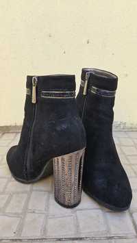 Botas pretas com salto em brilhantes