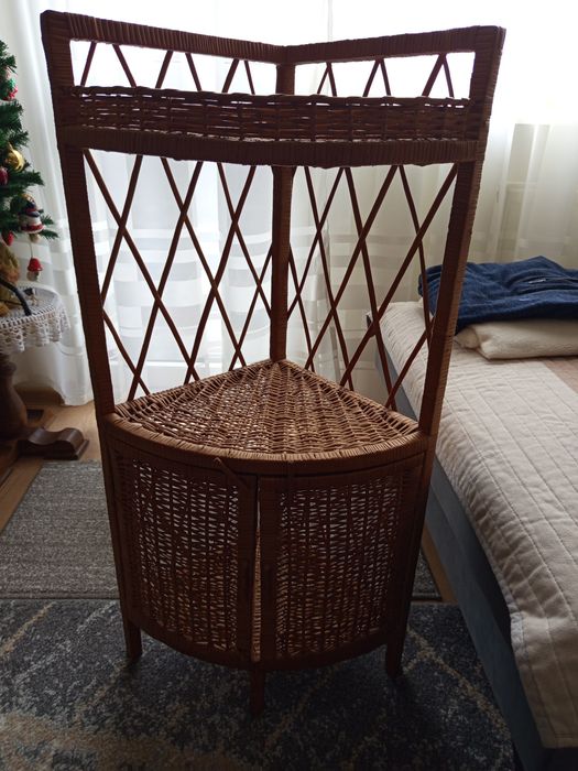 Regał, szafka z wikliny z drzwiczkami