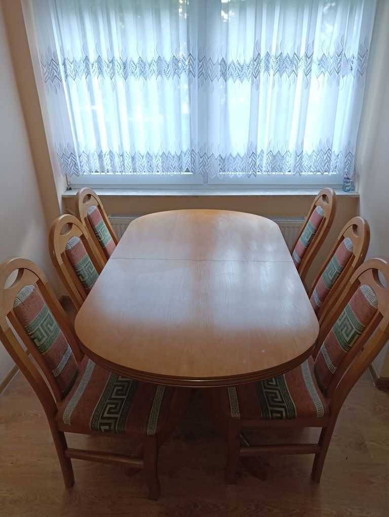 Sprzedam stół i krzesła.