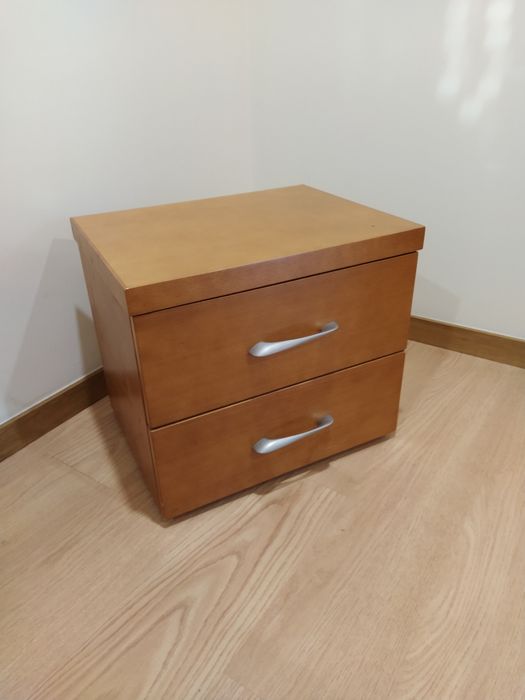 Cabeceira, cómoda e mesinhas de cabeceira