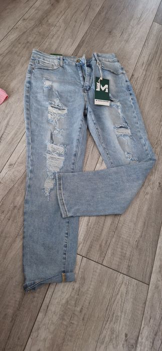 Nowe jeansy z dziurami m Sara rozmiar L