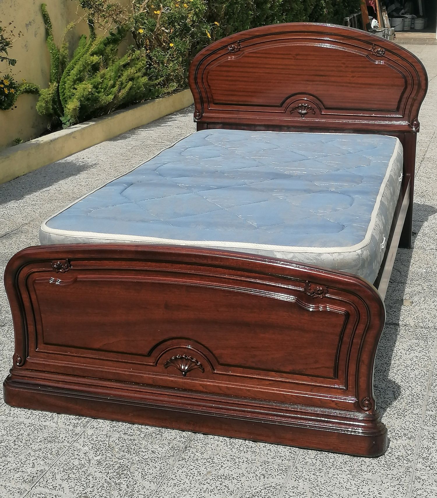 Vendo CAMA de SOLTEIRO com estrado e COLCHÃO madeira maciça como nova