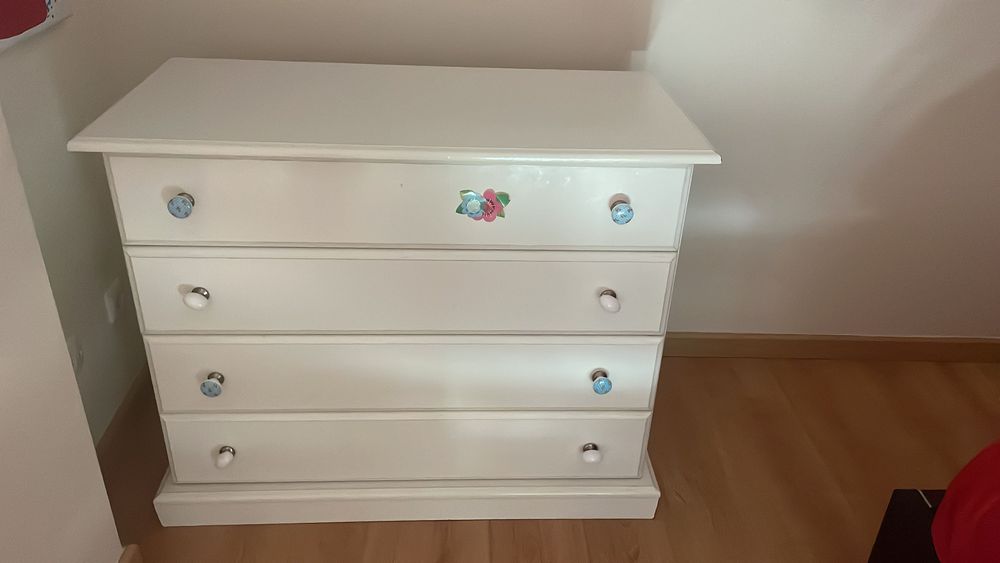 Cómoda branca de quarto