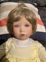 Porcelanowa Lalka ma sygnaturę z tyłu na szyji