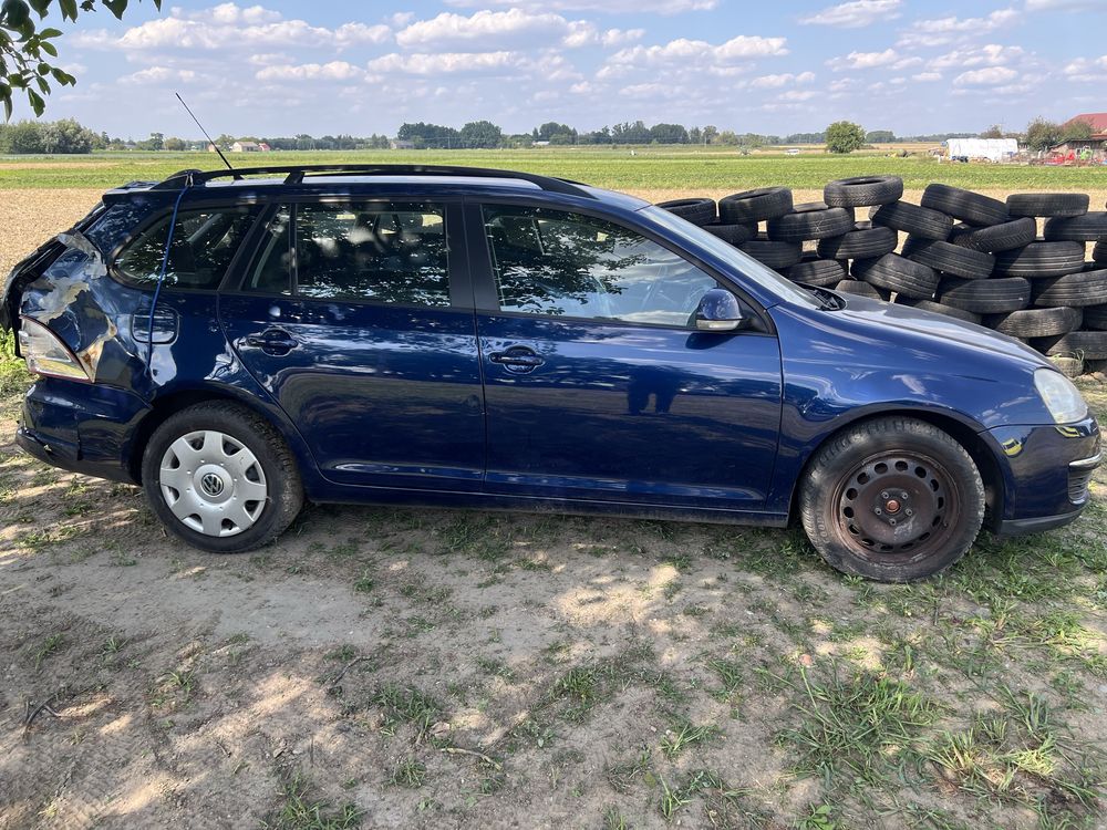 Golf 1,6 MPi 102 ps Automat, maly przebieg uszkodzony tyl