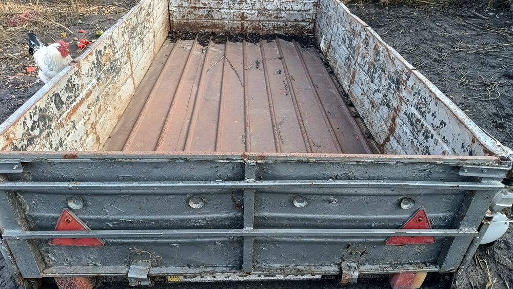 Причіп є дуги, міцний.