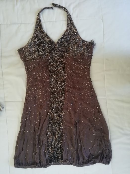 Vestido de cerimónia, coberto de Lantejoulas.