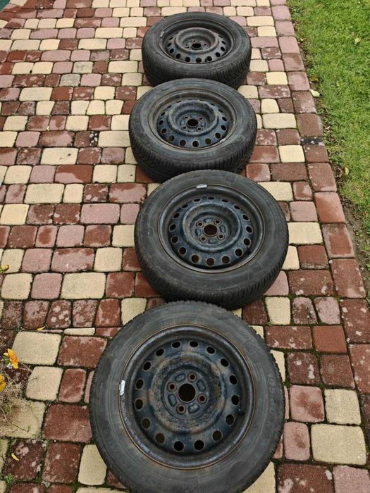 Komplet kół zimowych 15 cali Toyota Corolla 195/60/R15  rozstaw 4x100
