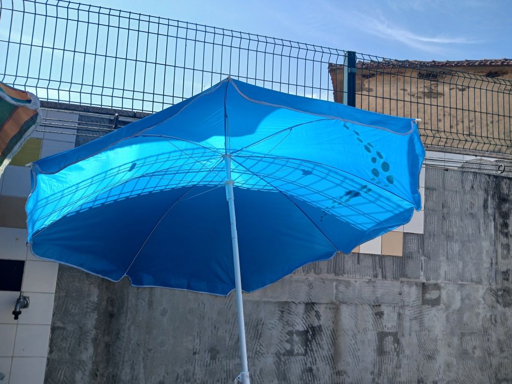 guarda-sol no estado que se encontra-se nas fotografias